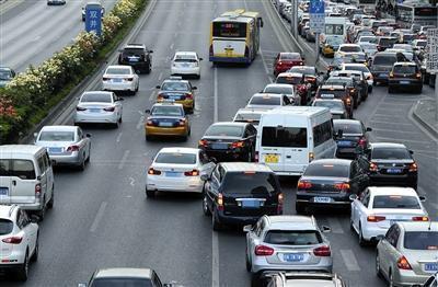 機動車進入非機動車道后壓實線變道，扣幾分罰多少錢？