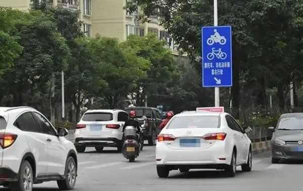 摩托車可以走非機動車道嗎？必須走機動車道嗎？一文讀懂路權規定